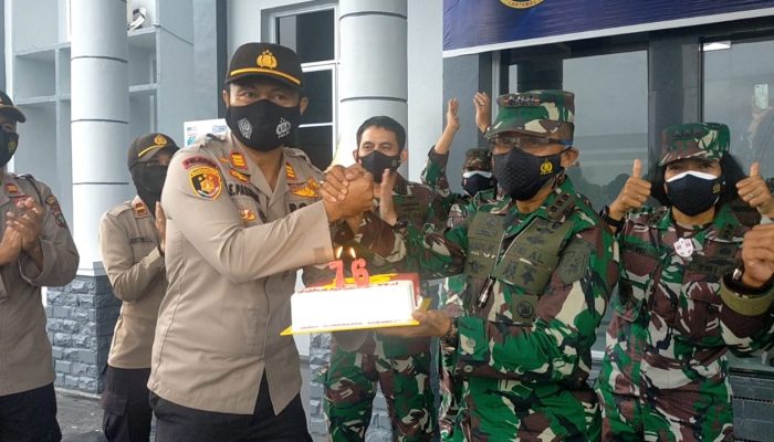 TNI-Polri Solid, Polres Tanjungpinang Berikan Kue Ultah HUT TNI Ke-76