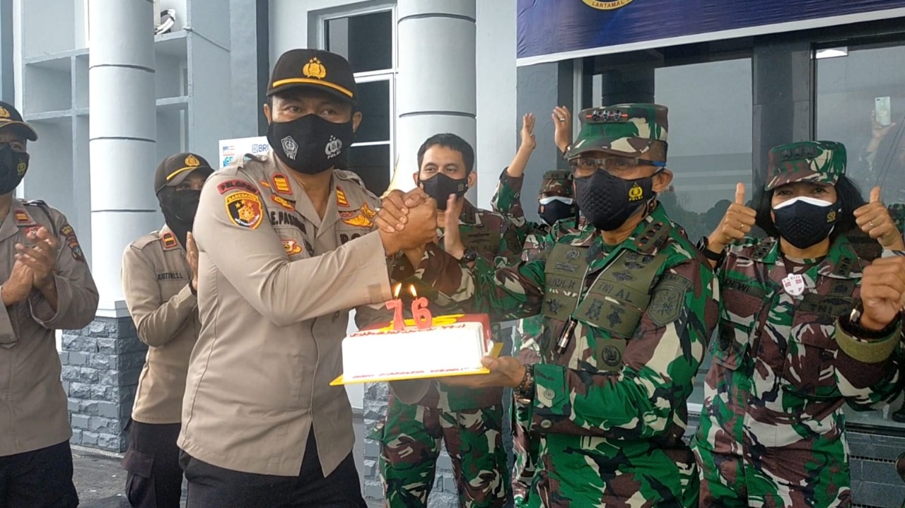 TNI-Polri Solid, Polres Tanjungpinang Berikan Kue Ultah HUT TNI Ke-76