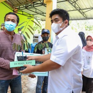 Kelompok Tani Terima Bibit Durian, Gubernur Kepri: Sektor Pertanian Penyangga Perekonomian Kepri