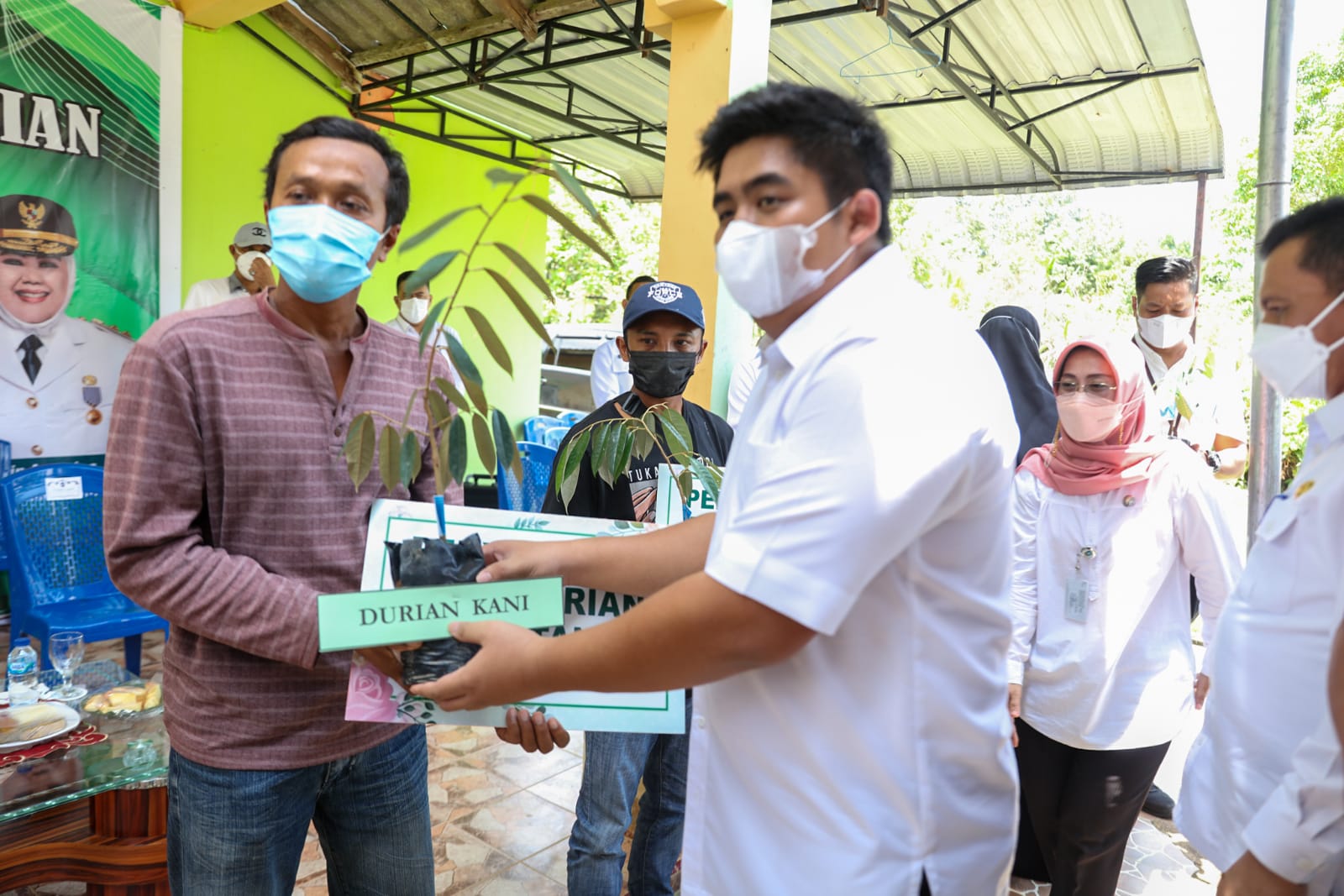 Kelompok Tani Terima Bibit Durian, Gubernur Kepri: Sektor Pertanian Penyangga Perekonomian Kepri