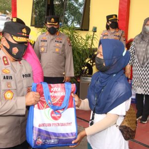 Irwasum Polri Tinjau Vaksinasi Dan Bagikan Sembako Warga Terdampak PPKM
