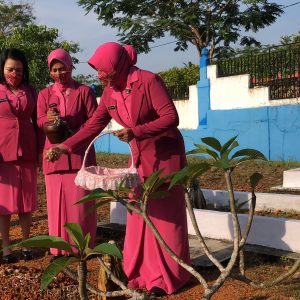 Peringati HKGB Ke 69, Bhayangkari Bintan Tabur Bunga Di Makam Pahlawan