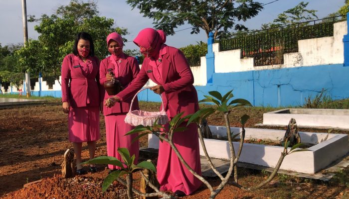 Peringati HKGB Ke 69, Bhayangkari Bintan Tabur Bunga Di Makam Pahlawan