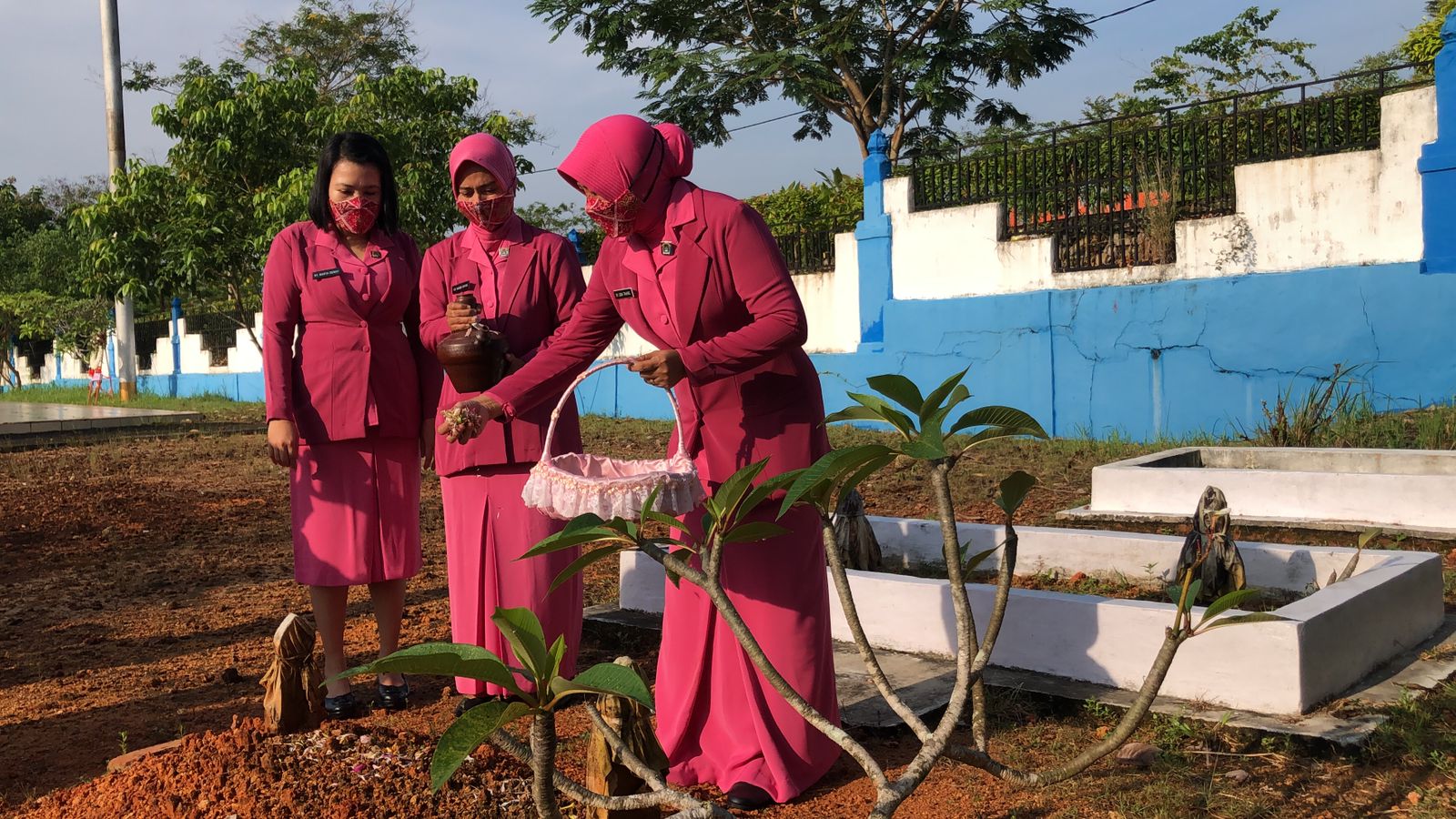 Peringati HKGB Ke 69, Bhayangkari Bintan Tabur Bunga Di Makam Pahlawan