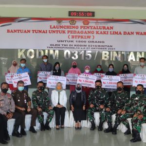 TNI Salurkan Bantuan Tunai Untuk 1500 Pedagang Di Tanjungpinang