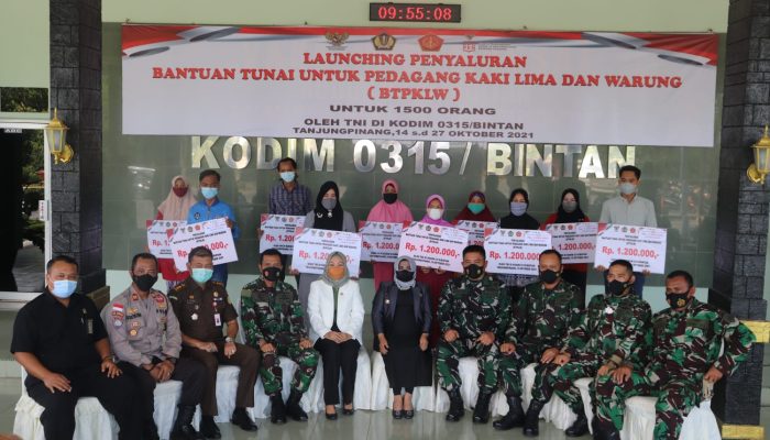 TNI Salurkan Bantuan Tunai Untuk 1500 Pedagang Di Tanjungpinang
