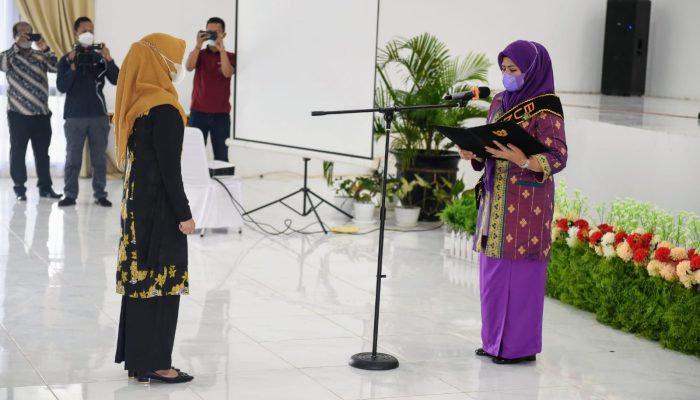 Hj. Dewi Kumalasari Ansar Lantik Bunda PAUD dan Dekranasda Natuna