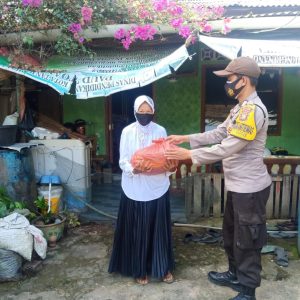 Polres Bintan Melalui Polsek Bagikan Sembako Dan Nasi Bungkus Bagi Warga
