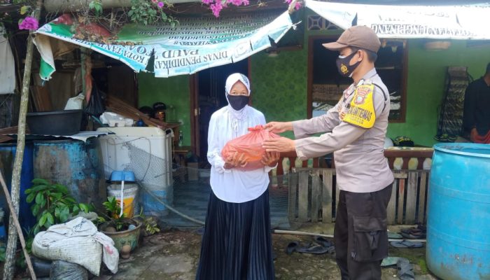Polres Bintan Melalui Polsek Bagikan Sembako Dan Nasi Bungkus Bagi Warga