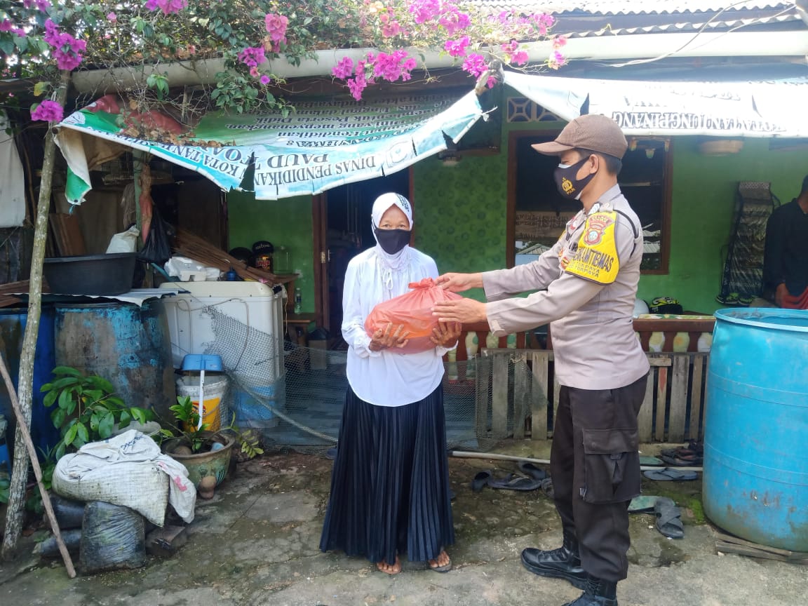Polres Bintan Melalui Polsek Bagikan Sembako Dan Nasi Bungkus Bagi Warga