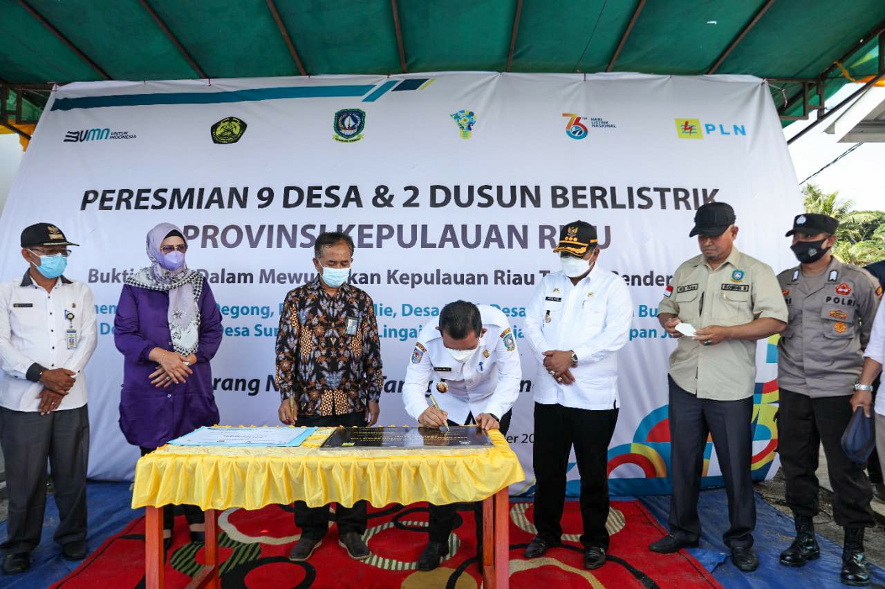 HLN ke-76, Gubernur Resmikan 9 Desa 2 Dusun Di Kepri Berlistrik PLN