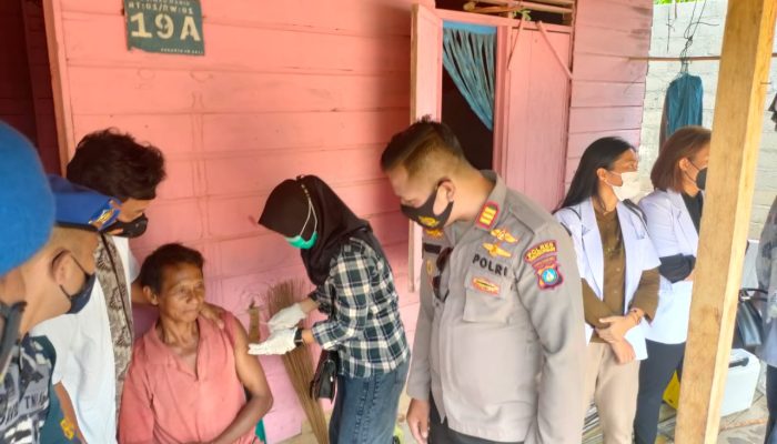 Vaksinasi Lansia Door to Door Di Bunguran Timur Natuna