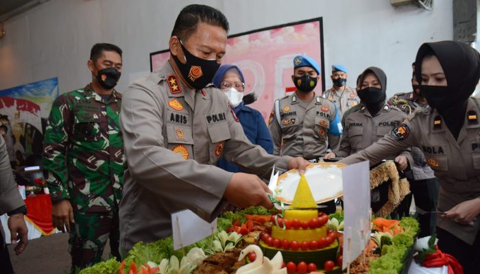 Potong Tumpeng, Peringati HUT Humas Polri Ke-70 Tahun