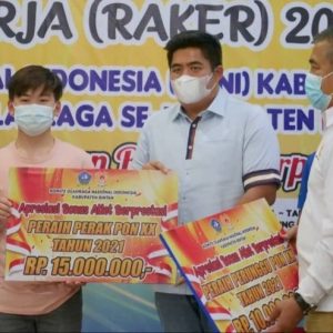 Pemkab Bintan Serahkan Bonus Atlet Peraih Medali Di PON XX