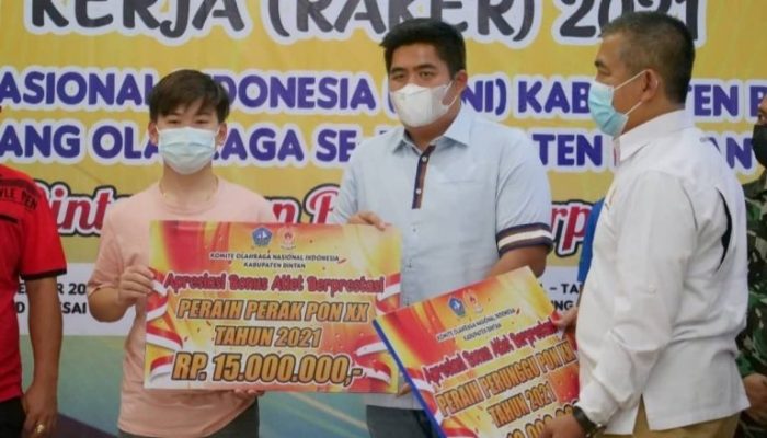 Pemkab Bintan Serahkan Bonus Atlet Peraih Medali Di PON XX