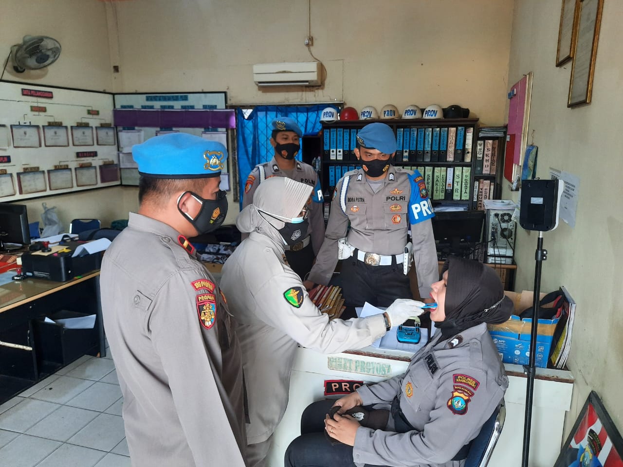 Antisipasi Narkoba, Propam Polres Tanjungpinang Cek Urine Personil Secara Acak