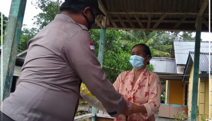 Lansia dan Masyarakat Kurang Mampu Terima Bansos Dari Polres Bintan