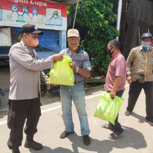 Polsek Pelabuhan SBP Bagikan Sembako Untuk Warga