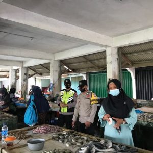 Polsek Belakang Padang Lakukan Operasi Yustisi Penerapan Prokes Di Pusat Keramaian 