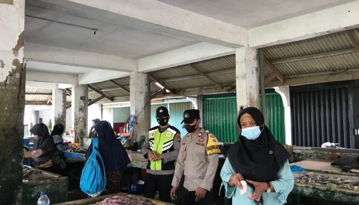 Polsek Belakang Padang Lakukan Operasi Yustisi Penerapan Prokes Di Pusat Keramaian 