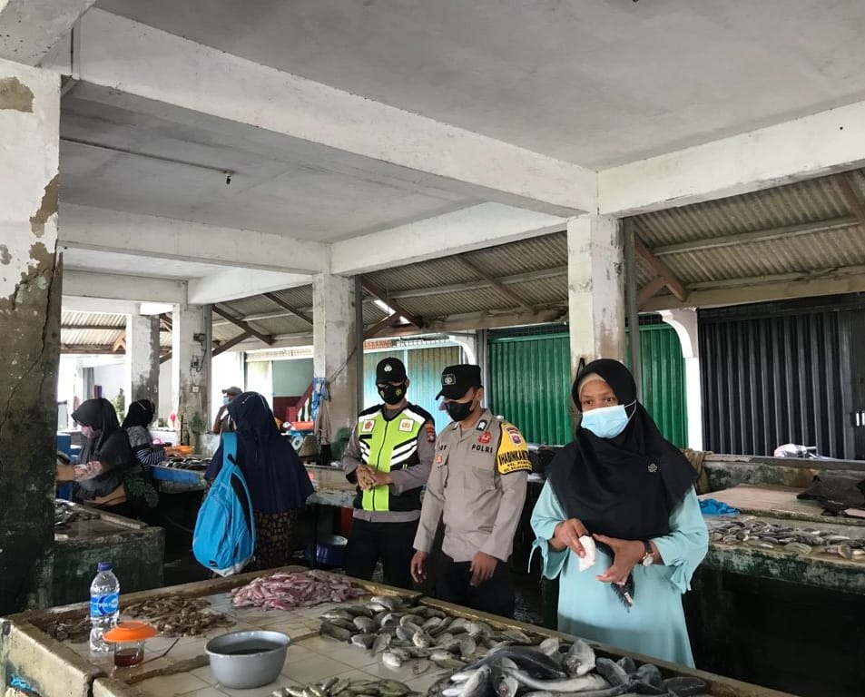 Polsek Belakang Padang Lakukan Operasi Yustisi Penerapan Prokes Di Pusat Keramaian 