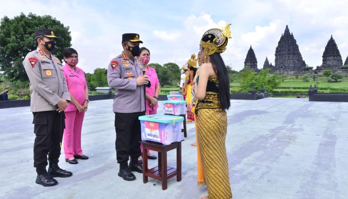 Terdampak Covid-19, Kapolri Serahkan Bansos Pekerja Seni Di Yogyakarta