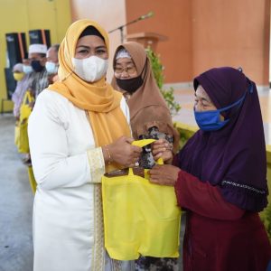 Hari Lansia ke-25, TP-PKK Kepri Bagikan Sembako di Bintan