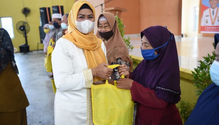 Hari Lansia ke-25, TP-PKK Kepri Bagikan Sembako di Bintan