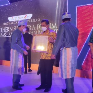 Bersama 4 Gubernur, Ansar Ahmad Terima Penghargaan Dari SKK Migas