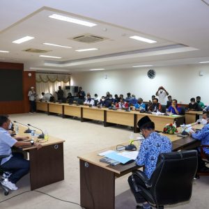 Gubernur Ansar Tampung Keluhan Buruh Usai Aksi Unjuk Rasa