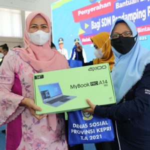 Ketua TP PKK Kepri Serahkan Laptop Untuk SDM Pendamping PKH
