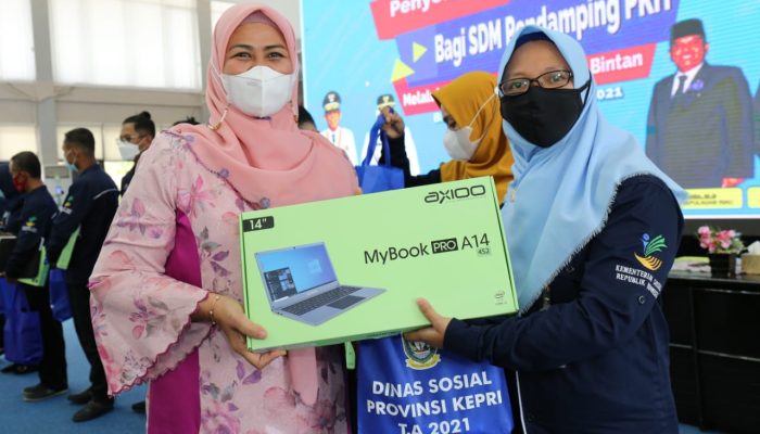 Ketua TP PKK Kepri Serahkan Laptop Untuk SDM Pendamping PKH