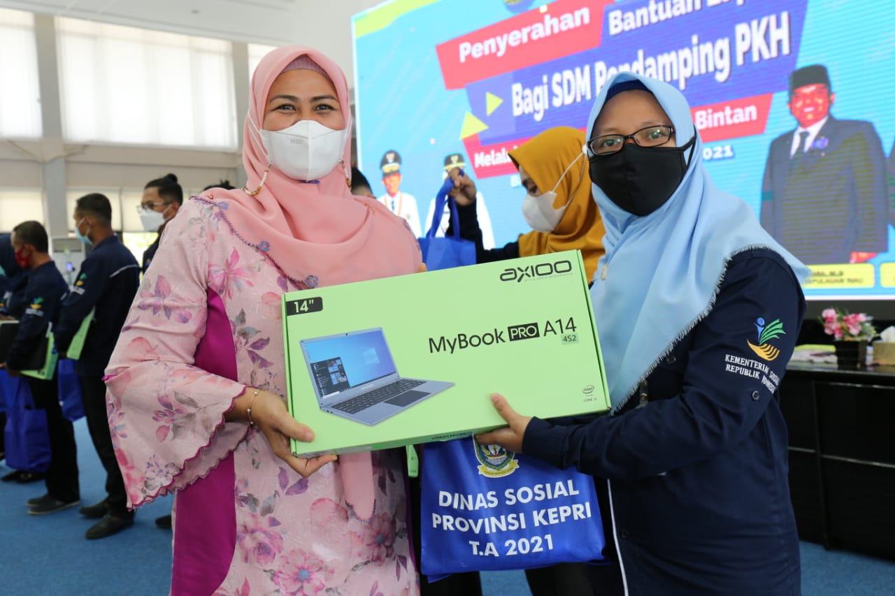 Ketua TP PKK Kepri Serahkan Laptop Untuk SDM Pendamping PKH