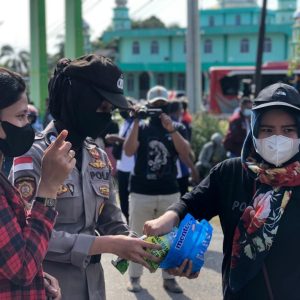 Aksi Simpatik Polwan Polres Bintan Hadapi Unras FSPMI