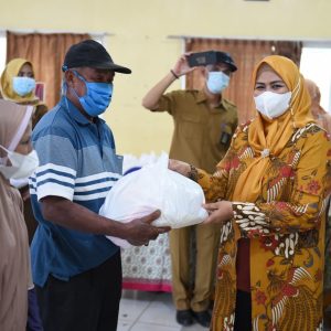 Sambut Hari Ibu, TP-PKK Kepri Bagi-Bagi Sembako