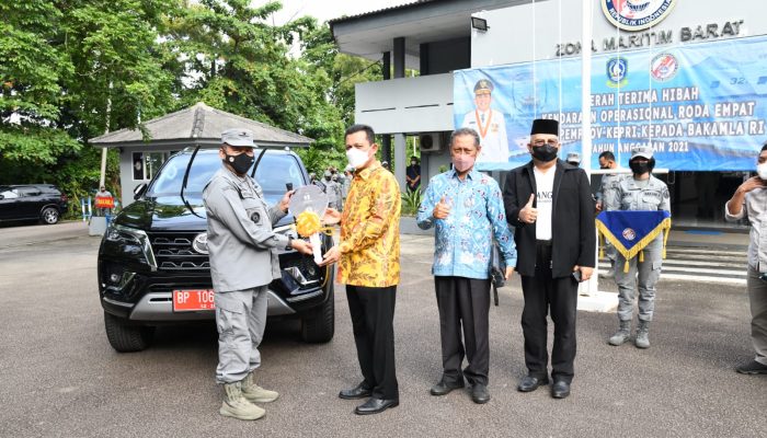 Gubernur Kepri Serahkan Mobil Operasional Untuk Kamla