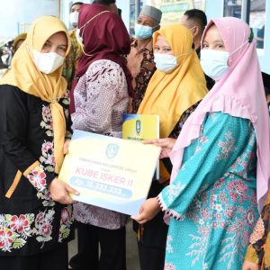 TP PKK Kepri Serahkan Bantuan Produsen Kerupuk Dan Tinjau Rumah Korban Bencana Alam