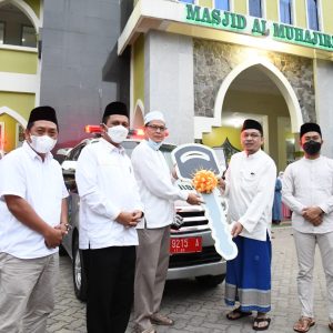 Subuhan di Masjid Al-Muhajirin Batam, Gubernur Ansar Serahkan Hibah 3 Unit Mobil Jenazah