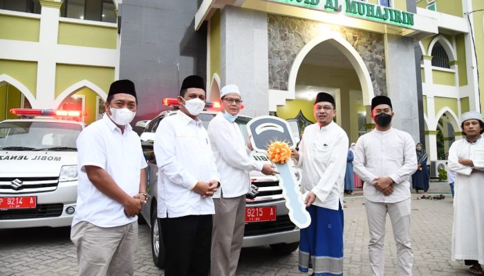 Subuhan di Masjid Al-Muhajirin Batam, Gubernur Ansar Serahkan Hibah 3 Unit Mobil Jenazah