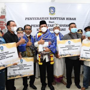 Gubernur Kepri Serahkan Bantuan Operasional Pura Agung Amerta Bhuana Batam Rp250 Juta