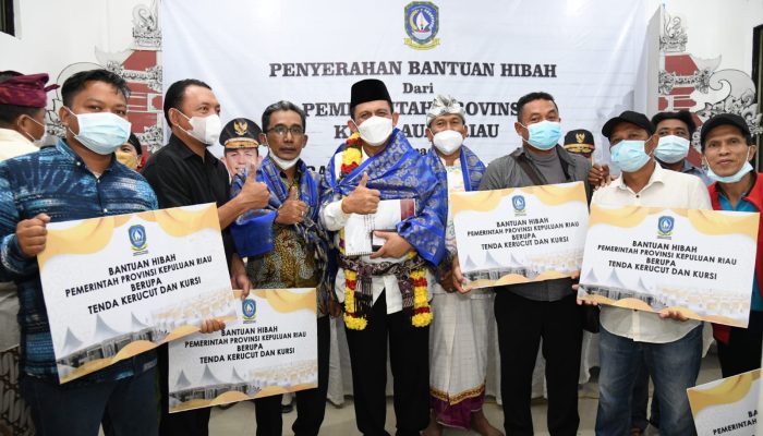 Gubernur Kepri Serahkan Bantuan Operasional Pura Agung Amerta Bhuana Batam Rp250 Juta