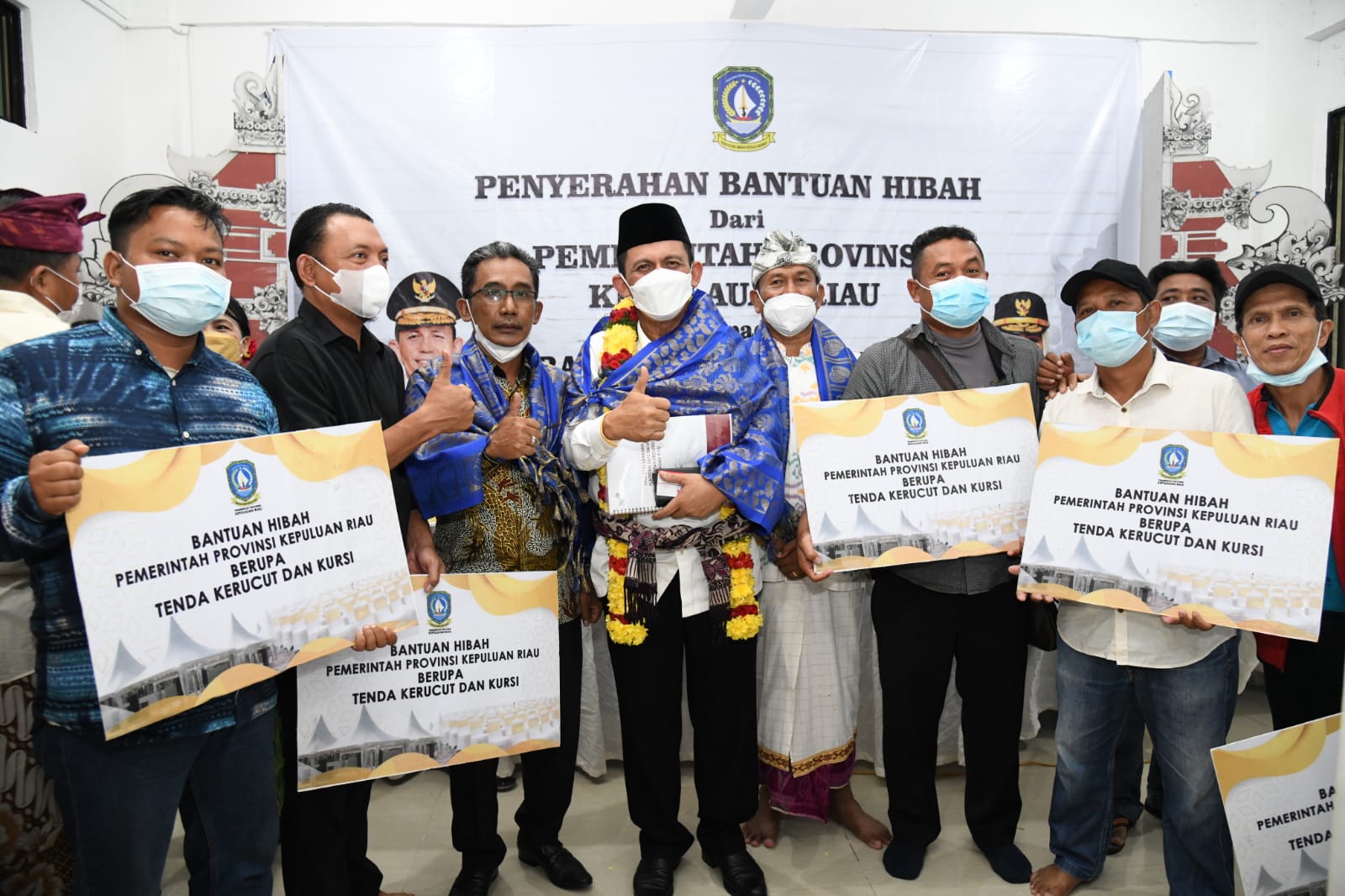 Gubernur Kepri Serahkan Bantuan Operasional Pura Agung Amerta Bhuana Batam Rp250 Juta