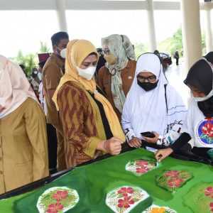 Dewi Kumalasari : Penyandang Disabilitas Membatik Agar Mandiri