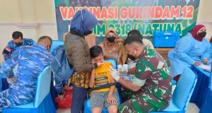 KSAD Jenderal TNI Dudung Saksikan Vaksinasi Dan Bagikan 700 Paket Sembako Di Natuna