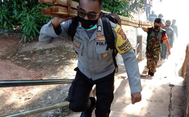 TNI, Polri Dan Warga Gotong Royong Bangun Rumah Warga Terkena Gelombang Pasang Air Laut
