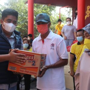 Vihara Dharma Shanti Bintan Bagikan 800 Paket Sembako