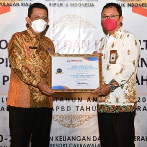 Gubernur Ansar Terima Penghargaan Kepatuhan Tinggi Standar Pelayanan Publik