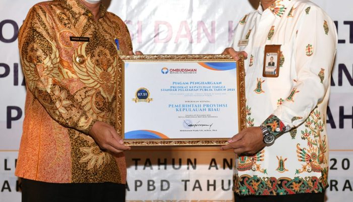 Gubernur Ansar Terima Penghargaan Kepatuhan Tinggi Standar Pelayanan Publik