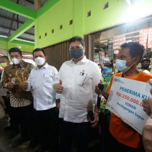 Airlangga Hartarto Serahkan Bantuan KUR Untuk Pedagang Di Bintan
