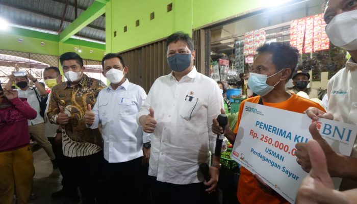 Airlangga Hartarto Serahkan Bantuan KUR Untuk Pedagang Di Bintan